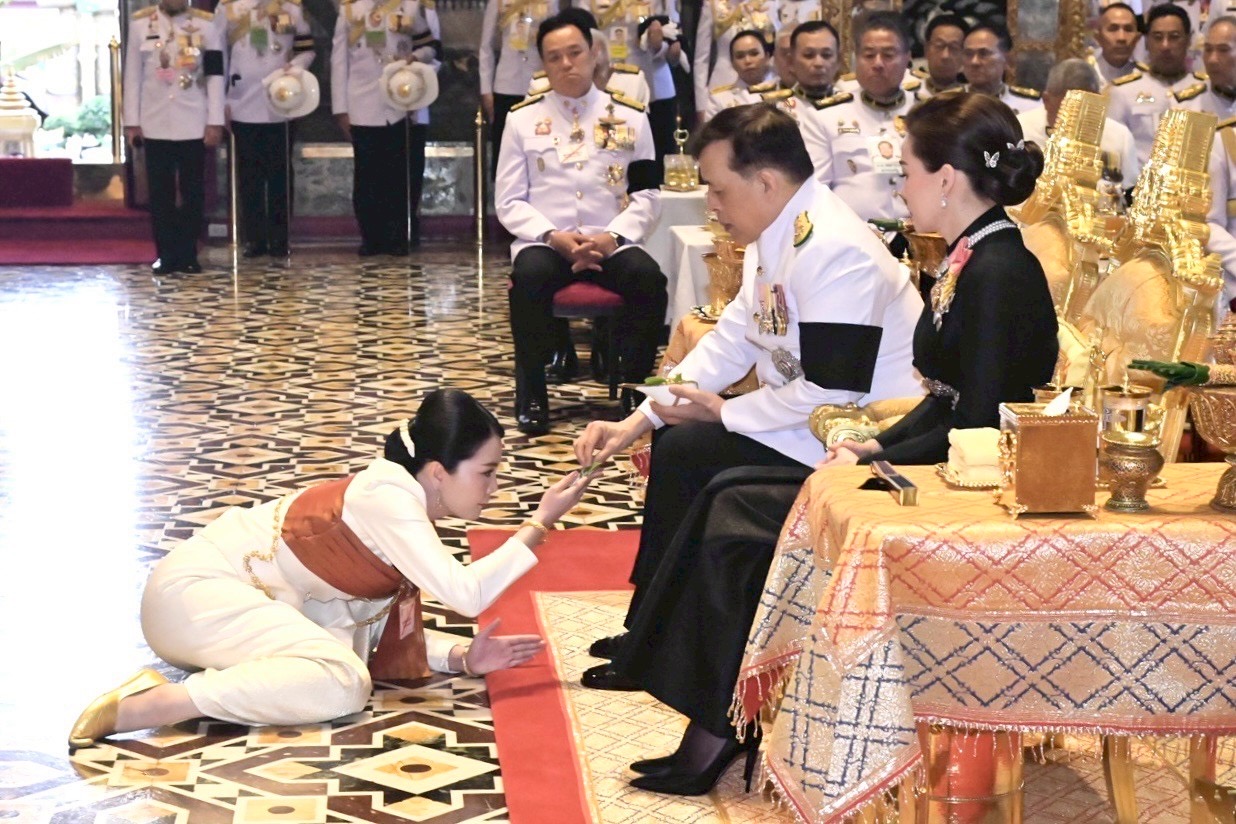 title - พระบาทสมเด็จพระเจ้าอยู่หัว และสมเด็จพระนางเจ้าฯ พระบรมราชินี เสด็จฯ ไปในการพระราชพิธีพืชมงคล พุทธศักราช 2569